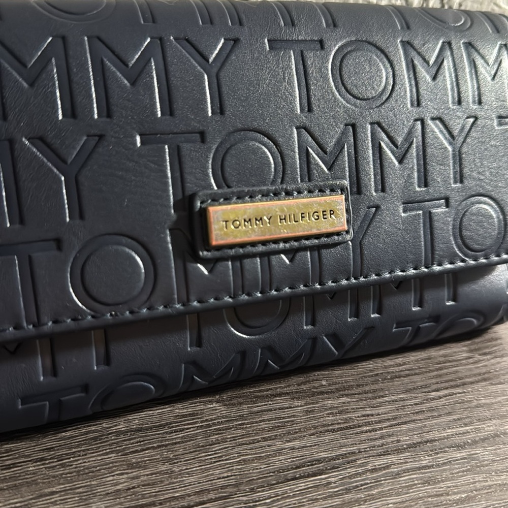 Tommy Hilfiger Monogram Wallet Women’s - Picture 2 of 5